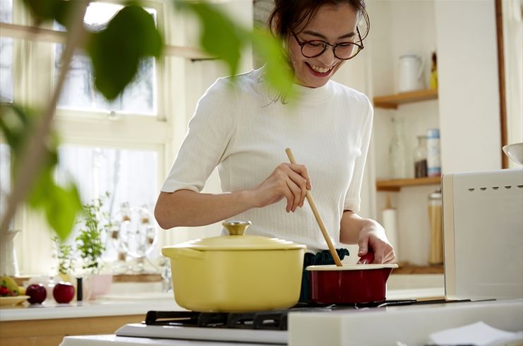 料理している人